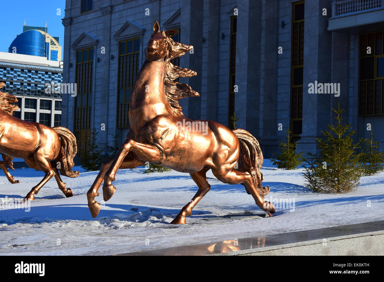 Bronze Skulpturen von Pferden ausgeführt - in der Nähe von New Opera House in Astana, Kasachstan Stockfoto
