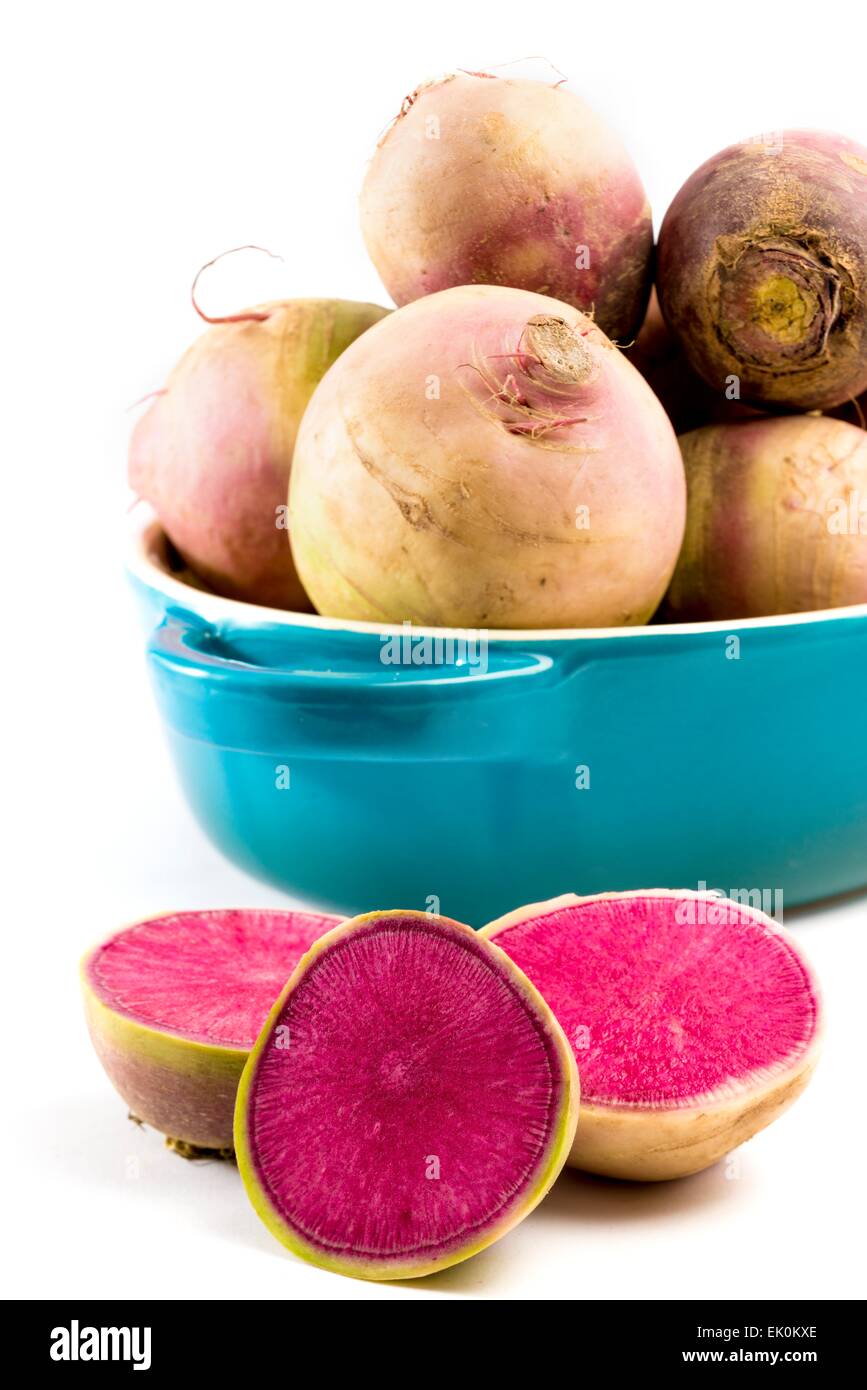 Niemand, niemand, niemand, gesundes Essen, frisch, Essen, Essen und trinken, Stillleben, Studioaufnahme, Studioaufnahmen, weißen Hintergrund, einfarbigen Hintergrund, rotes Fleisch-Rettich, Radieschen rotes Fleisch, Schüssel, halb, Rettich, roh, Brassica Stockfoto