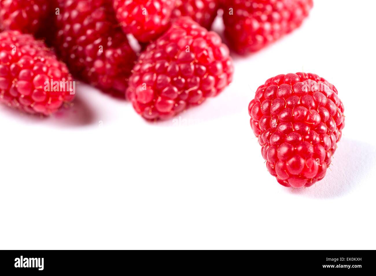 Niemand, niemand, niemand, gesundes Essen, frisch, Lebensmittel, Essen und Getränke, Produkte, Obst, Studioaufnahme, Studioaufnahmen, Stillleben, Himbeere, Himbeeren, kleine Gruppe von Objekten, Beere, Beeren, Beerenobst, einfachen Hintergrund, weißer Hintergrund Stockfoto