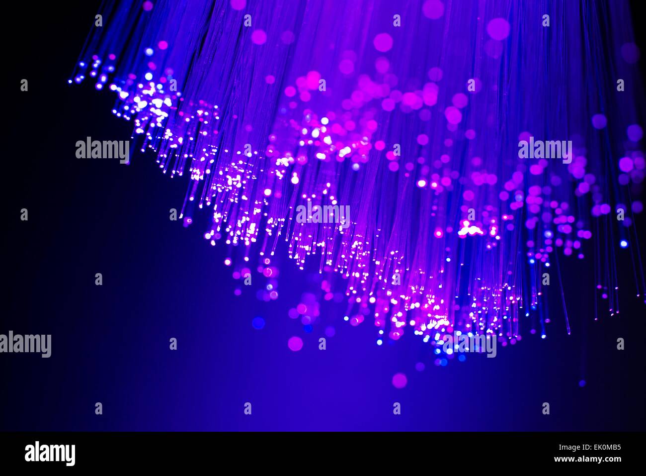 Niemand, niemand, niemand, Glasfaser, Faseroptik, ätherisch, atmosphärisch, Atmosphäre, abstrakt, Hintergrund, lila, Telekommunikation, Technologie, Datenübertragung, Glasfaser, schwarz Stockfoto