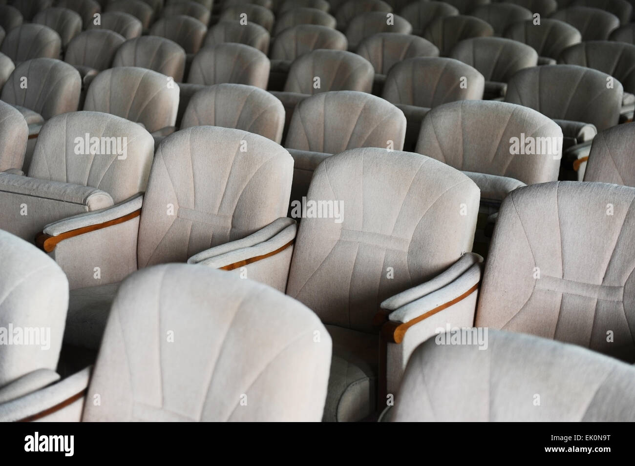 Zeilen mit vielen leeren Beige samt Sessel in einem großen Konferenzraum Stockfoto