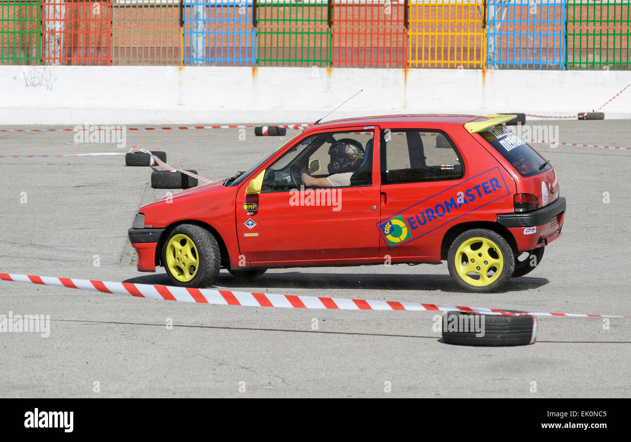 Autorallye, Slalom, auf öffentlicher Straße. Antonio Muela Perez mit seinem Peugeot 106. Stockfoto