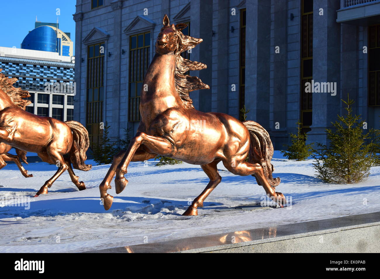 Bronze Skulpturen von Pferden ausgeführt - in der Nähe von New Opera House in Astana, Kasachstan Stockfoto
