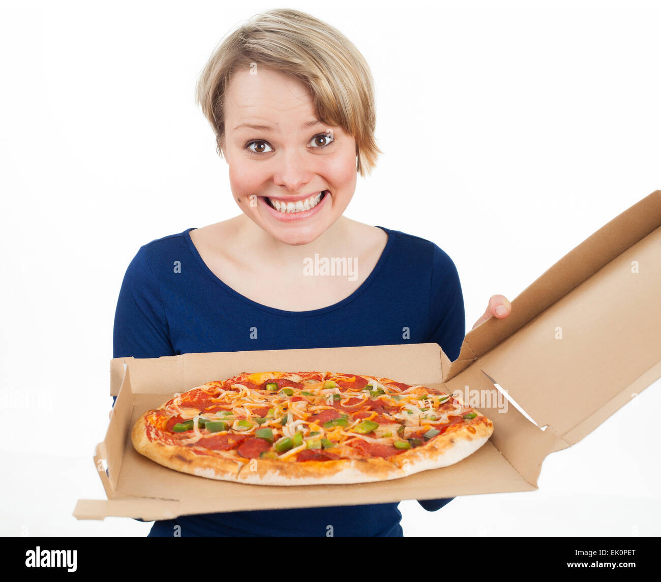 Junge Frau hält eine Pizza und schauen sehr glücklich, isoliert auf weiss Stockfoto