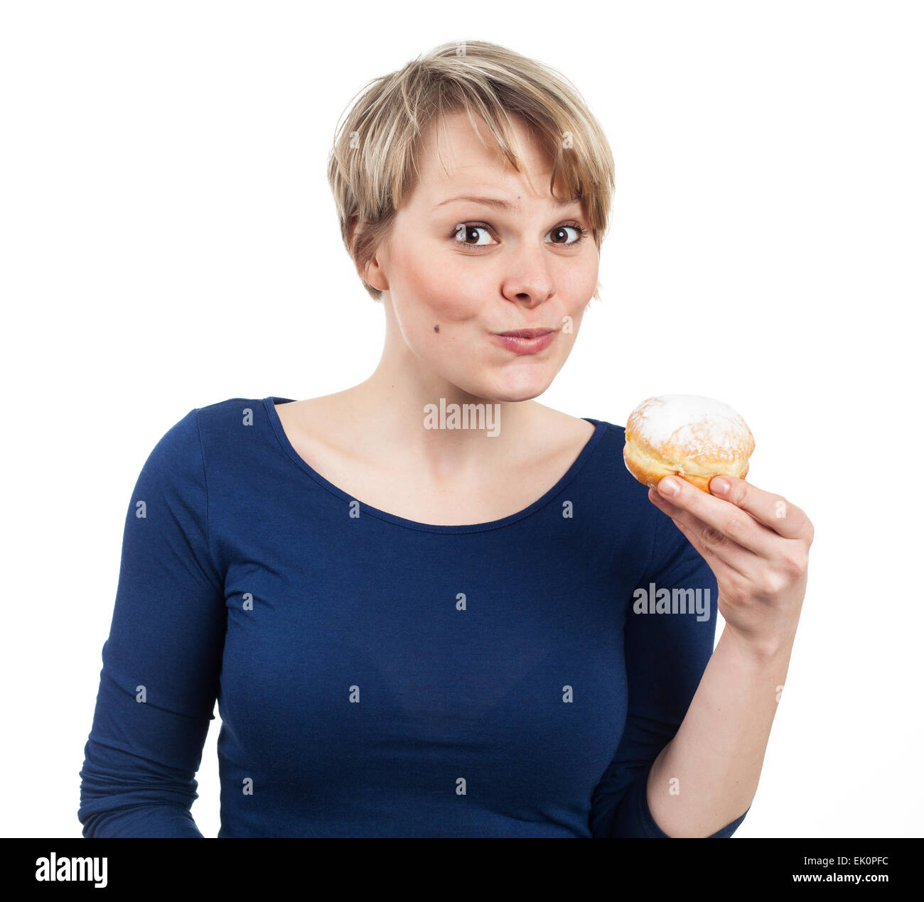 Hübsche junge Frau über das Essen eines Donuts, isoliert auf weiss Stockfoto