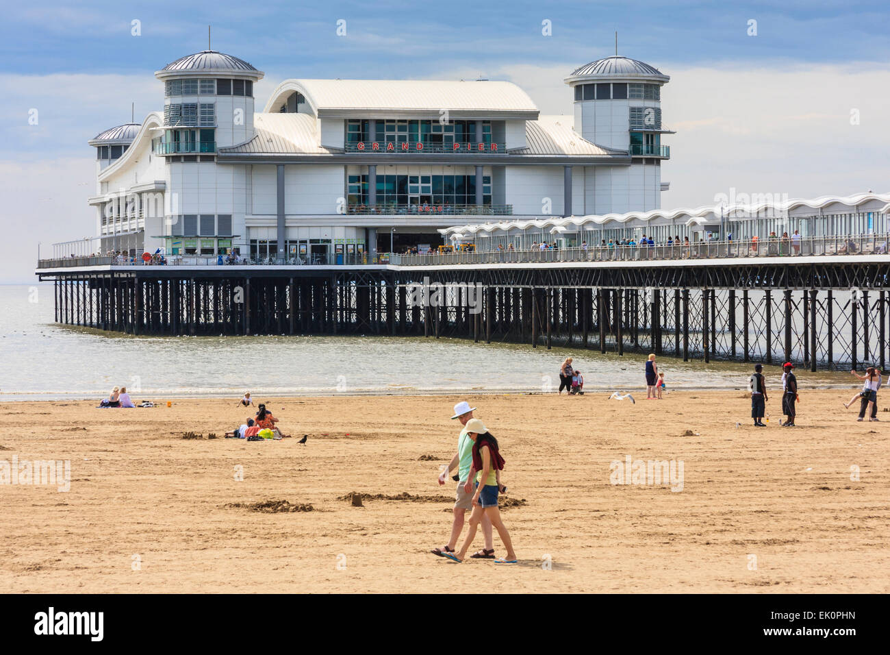 Weston super Mare Beach mit dem Pier im Hintergrund Stockfoto