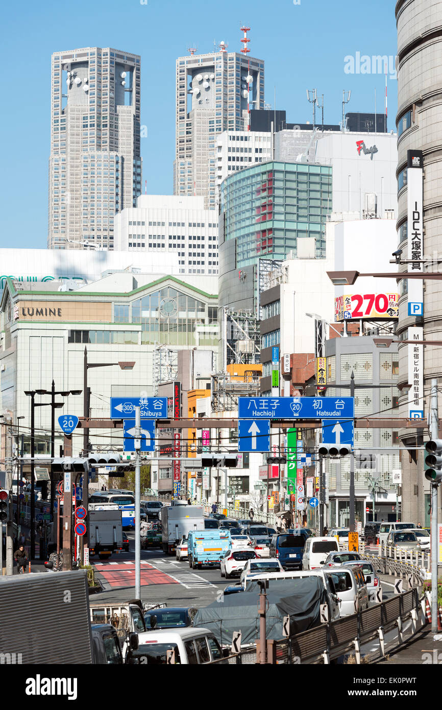 Verkehr auf Koshu Kaido unterhalb der Tokyo Metropolitan Government Building, Shinjuku-Ku, Tokyo Stockfoto