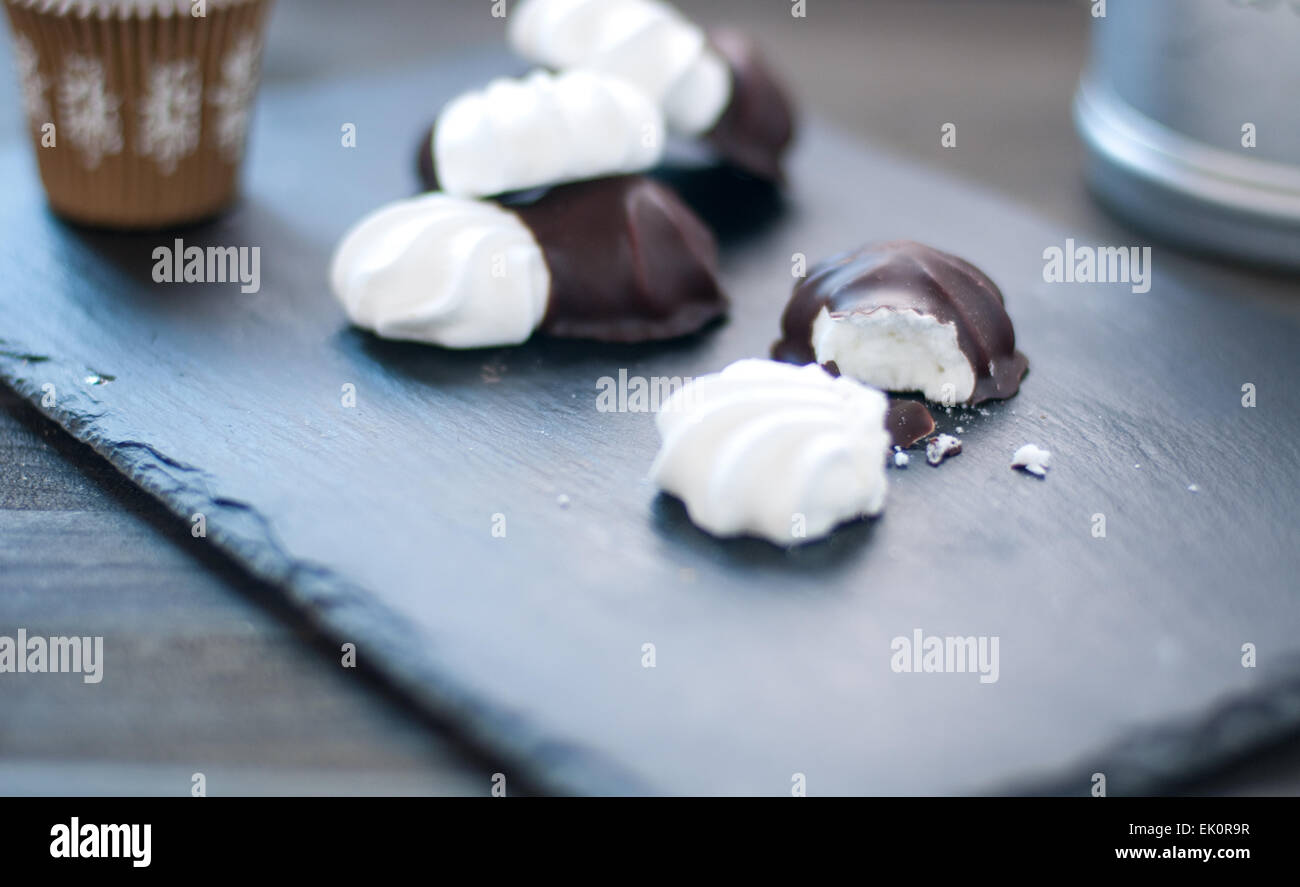 Süße kleine zwei-eins weiß und schwarz von Zucker hergestellt Stockfoto