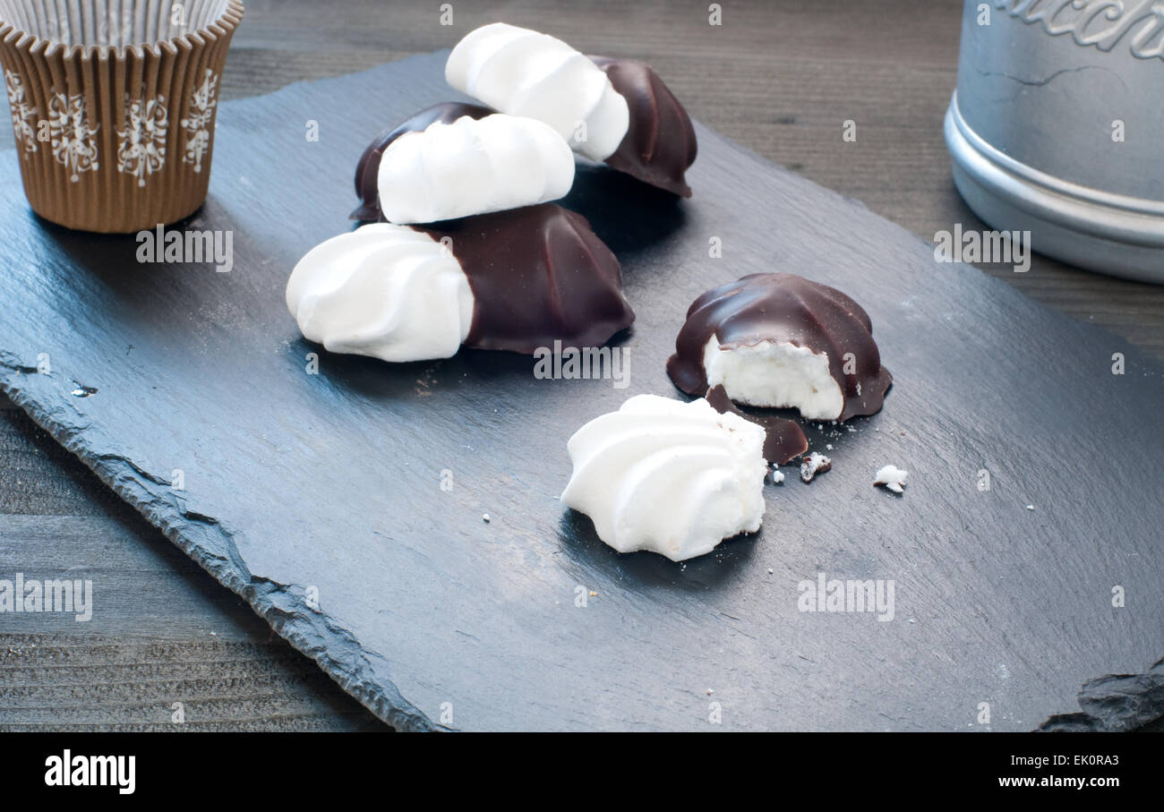Süße kleine zwei-eins weiß und schwarz von Zucker hergestellt Stockfoto