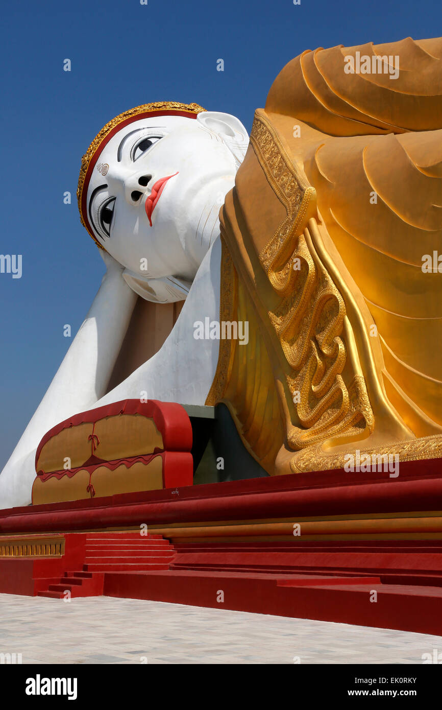 Reclining Buddha neben Laykyun Sekkya Standing Buddha in der Nähe von Monywa in Myanmar (Burma). Stockfoto