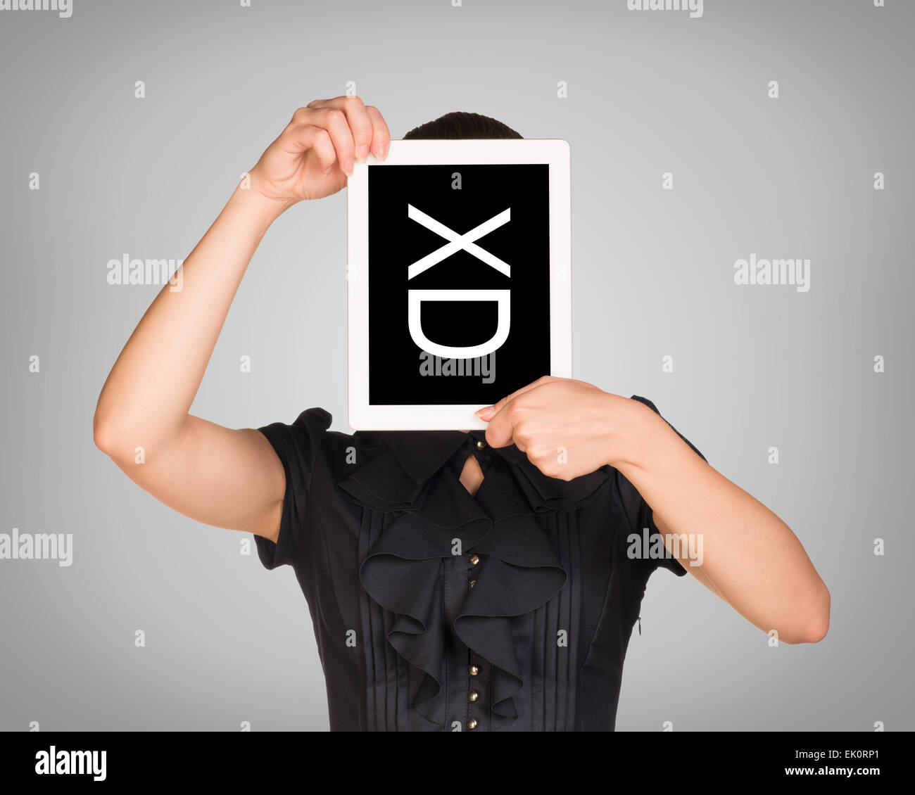 Frau im Kleid bedeckte ihr Gesicht mit Tablet-PC. Auf Bildschirm Code smiley Stockfoto