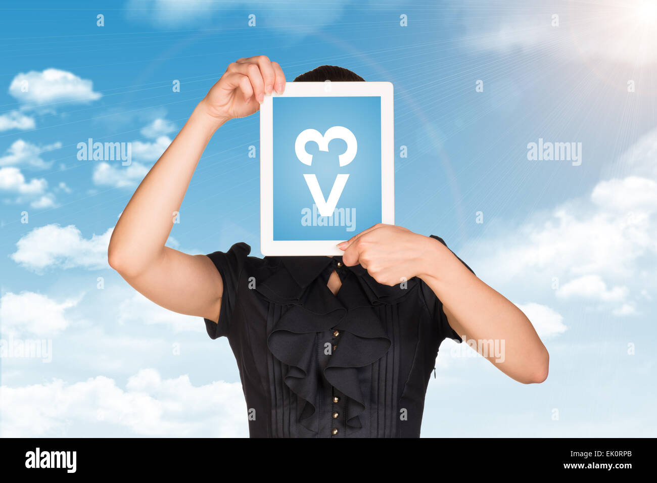 Mädchen im Kleid bedeckt ihr Gesicht mit Tablet-PC. Auf Bildschirm Code smiley Stockfoto