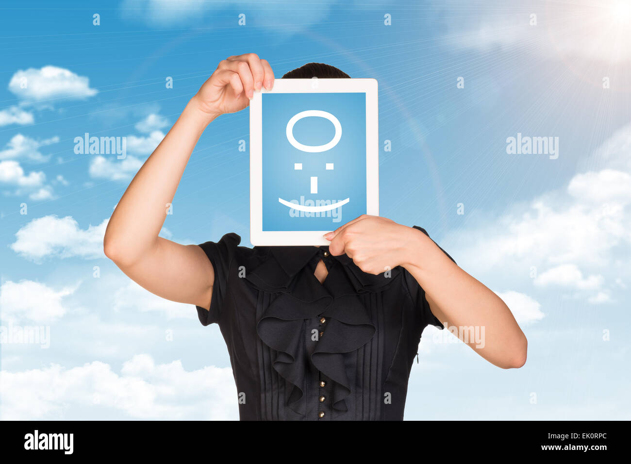 Frau im Kleid bedeckte ihr Gesicht mit Tablet-PC. Auf Bildschirm Code smiley Stockfoto