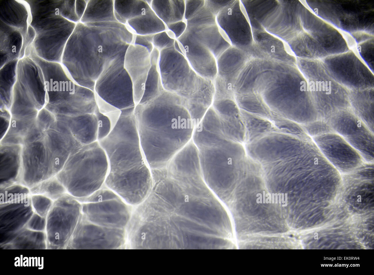 Dunkelgrau Riss Wasser im Swimmingpool mit Sonnenreflektionen Stockfoto