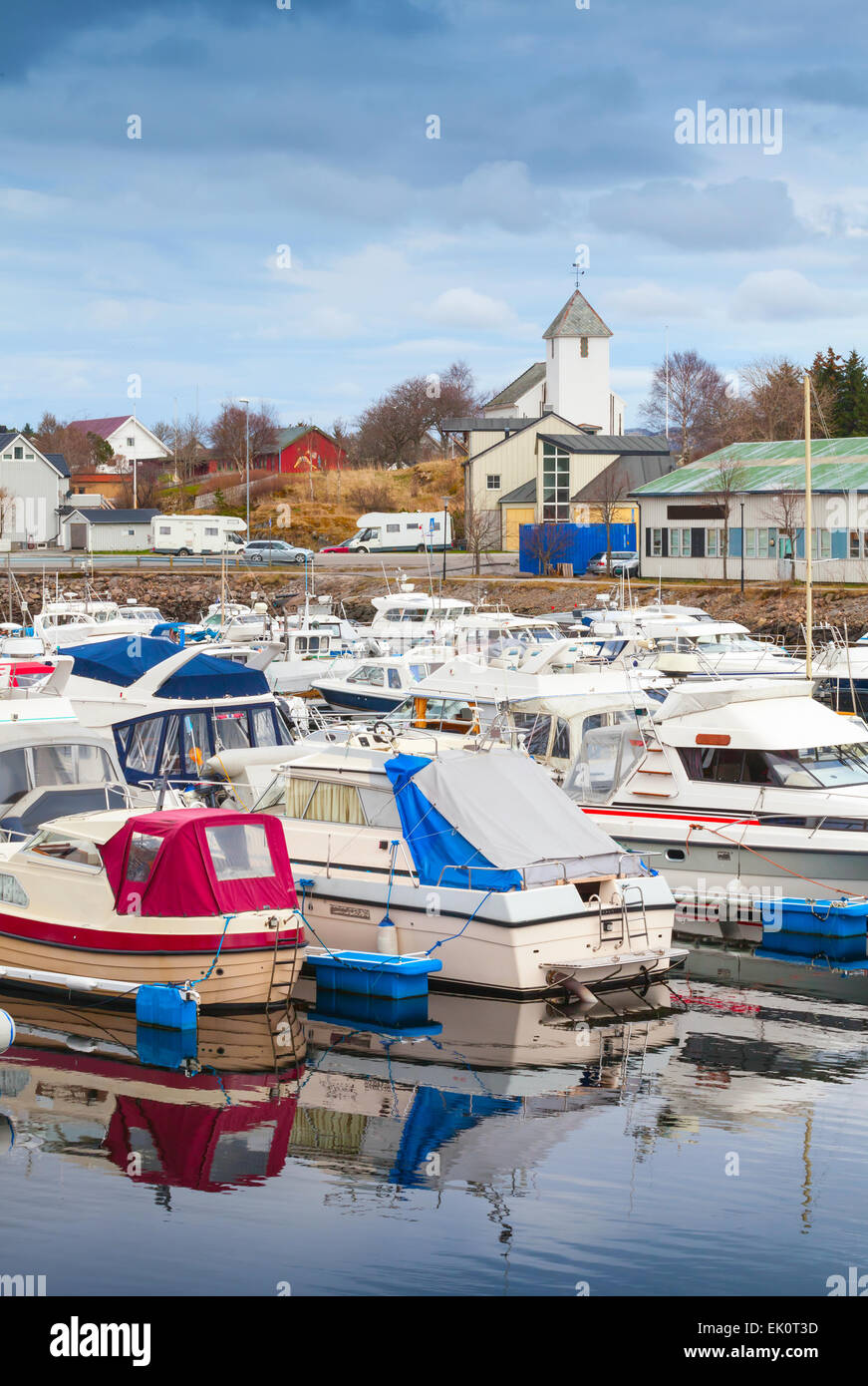 In der Regel norwegischen Dorf Landschaft Angeln. Kleine Boote sind in der Marina festgemacht. Stockfoto
