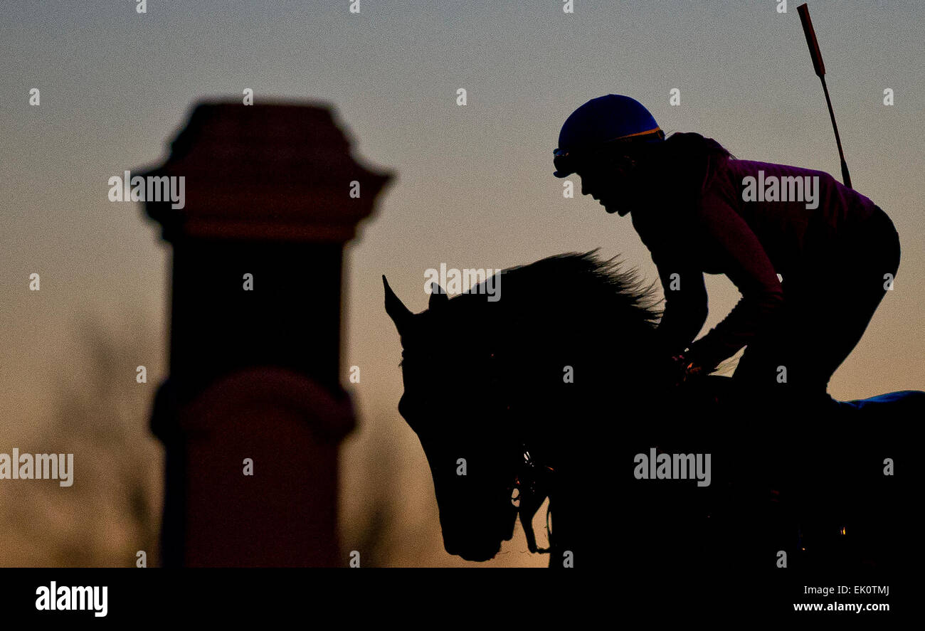 Lexington, KY, USA. 4. April 2015. 3. April 2015: Szenen aus rund um die Strecke bei Sonnenaufgang während des Trainings am Morgen am Bluegrass Stakes Tag bei Keeneland Race Course in Lexington, Kentucky. Scott Serio/CSM/Alamy Live-Nachrichten Stockfoto