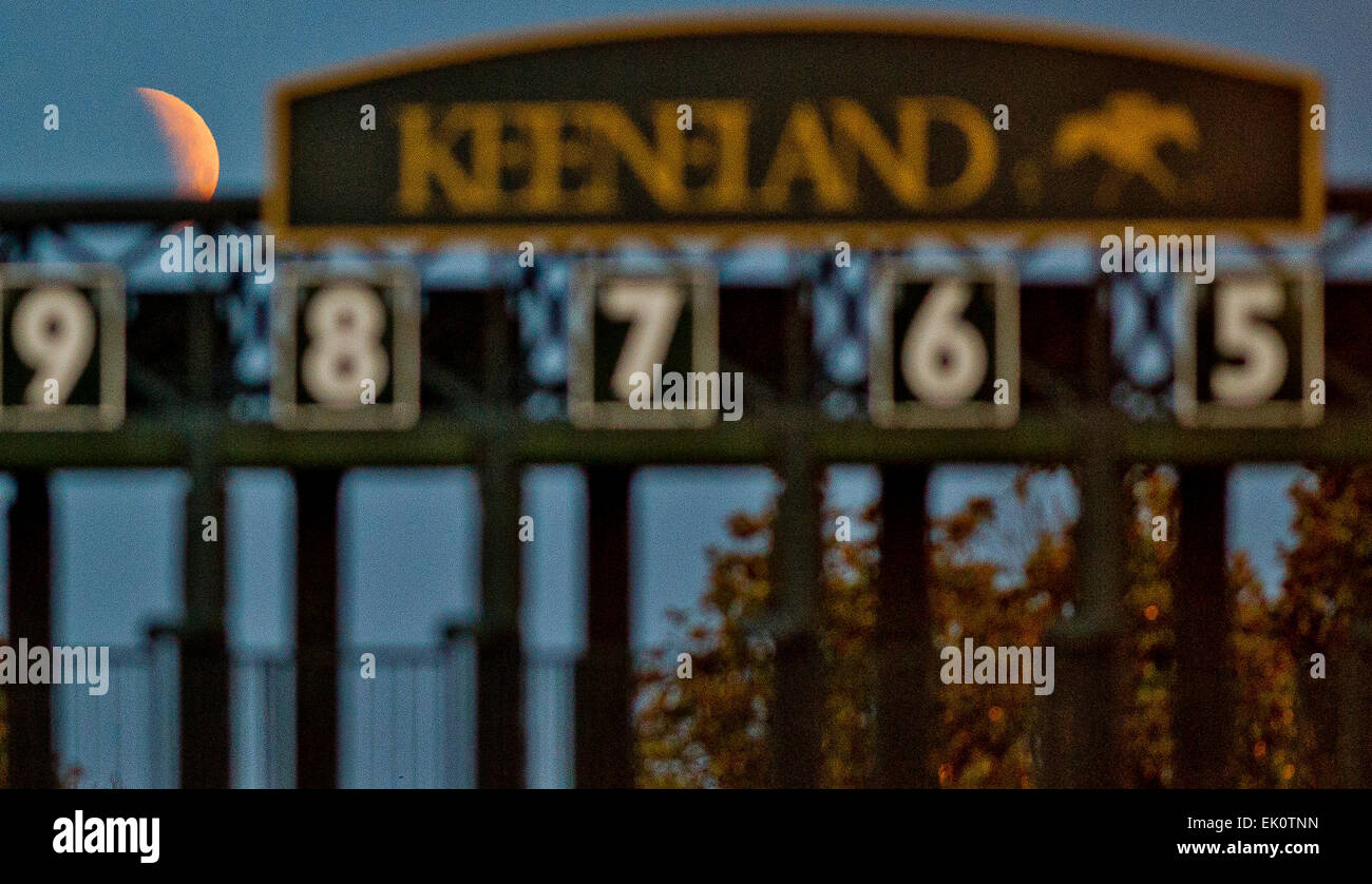 Lexington, KY, USA. 4. April 2015. 3. April 2015: Szenen aus rund um die Strecke bei Sonnenaufgang während des Trainings am Morgen wie der Blut-Mond ist bedeckt durch eine totale Mondfinsternis am Bluegrass Stakes Tag bei Keeneland Race Course in Lexington, Kentucky. Scott Serio/CSM/Alamy Live-Nachrichten Stockfoto