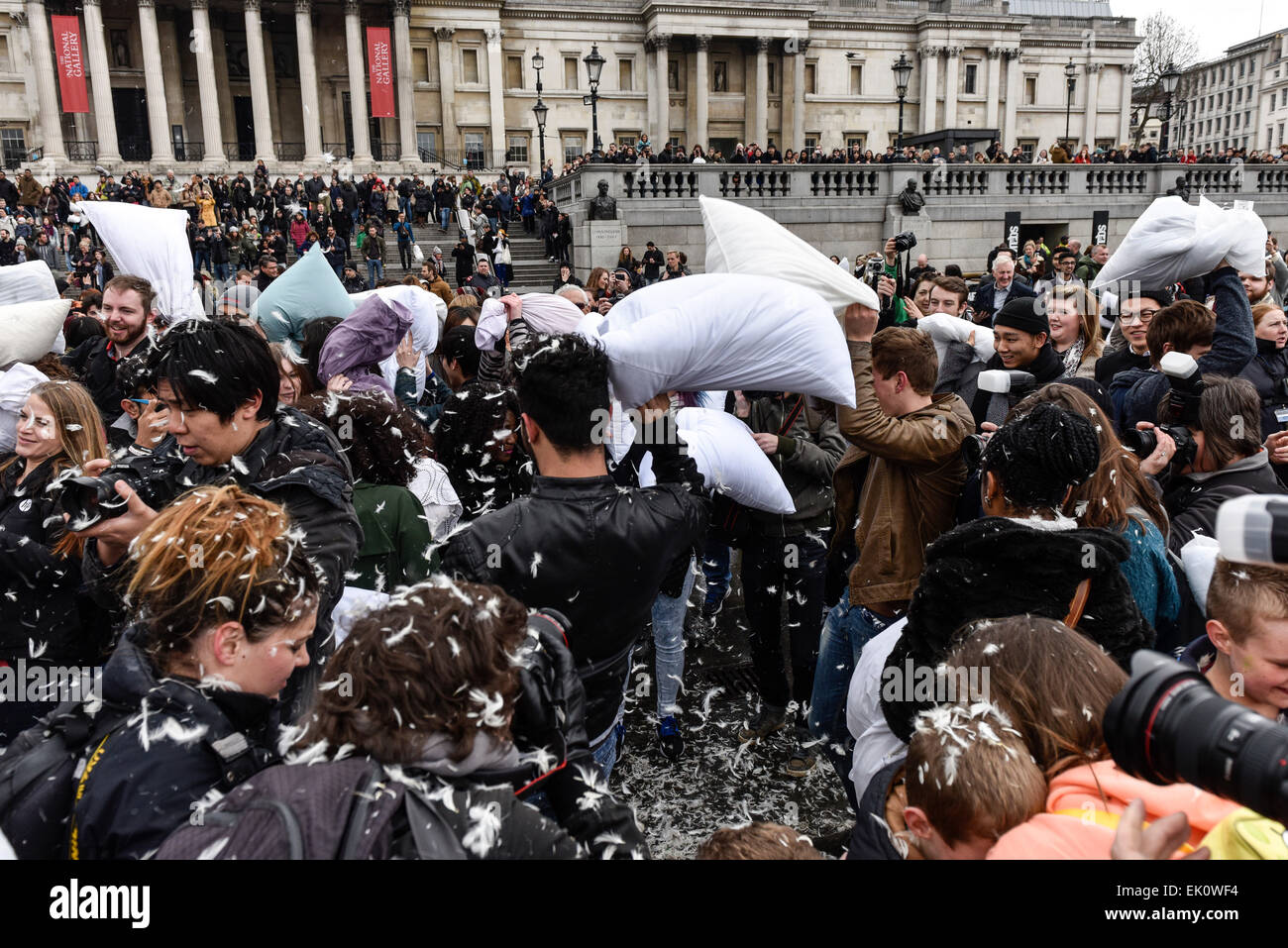 London, UK. 4. April 2015. Auf dem Trafalgar Square zerschlagen Tausende Kissen Kämpfer gegenseitig bis die Federn für International Pillow Fight Day flog. Die Anzeige der Kissen pulverisieren war spektakulär mit jeder gerne zeigen Sie ihre Kampfkraft mit Feder und Schwamm gefüllte Kissen.  Alamy Live News/Bildnachweis: Gordon Scammell Stockfoto