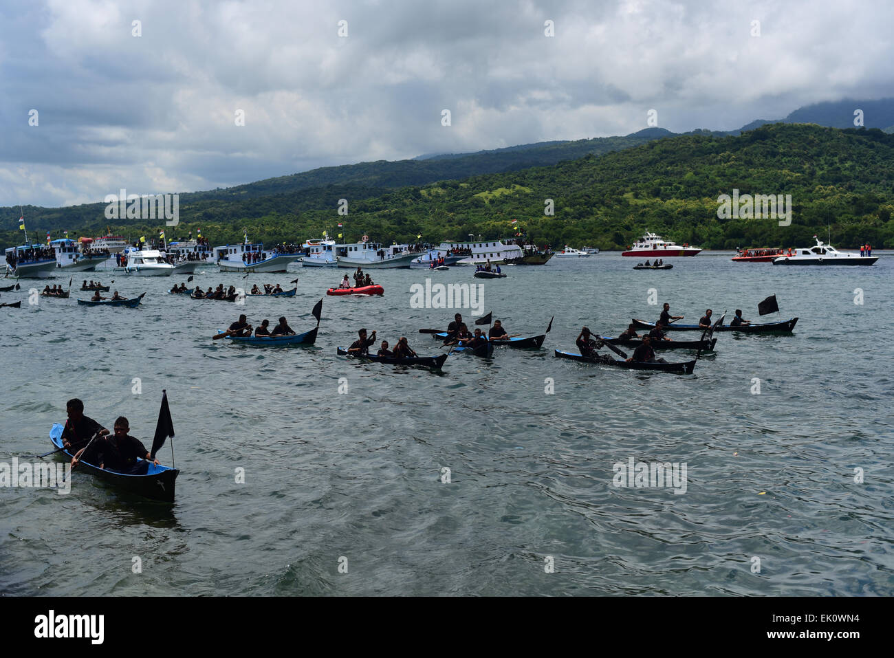 Larantuka, Indonesien. April 2015. Boote beginnen eine rituelle Seereise, indem sie eine alte kleine Holzkiste bringen, von der angenommen wird, dass sie den Körper des Jesuskindes enthält, in der Tuan-Menino-Kapelle in Larantuka, Flores Island, Indonesien. Stockfoto