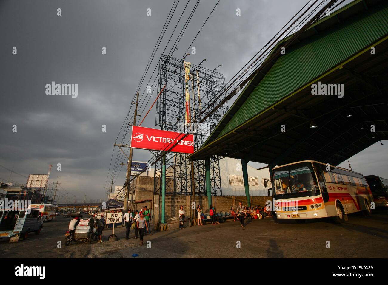 San Fernando, Pampanga, Philippinen - eine Plakatwerbung wird neben einer provinziellen Busbahnhof in San Fernando, Pampanga als Land-Hosenträger für Taifun Maysak (lokal bekannt als Chedeng) auf Samstag, 4. April 2015 gefaltet. Taifun Maysak geschwächt hat, Katastrophe Risiko Vorbereitungen zwar Gange vor allem in den Küstenstädten des östlichen Nord-Luzon. Es wird voraussichtlich Landfall machen im südlichen Isabela am Sonntag um 4 bis 6 Uhr mit Windgeschwindigkeiten von 115 Kilometern pro Stunde. Foto: Mark Cristino (Foto von Mark Cristino/Pacific Press) Stockfoto