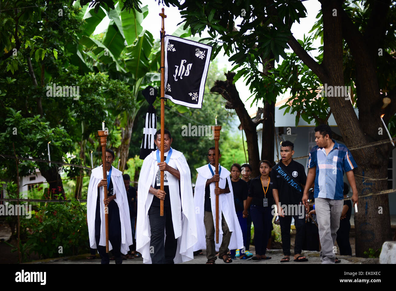 Larantuka, Indonesien. April 2015. Prozession, um eine alte kleine Holzkiste mit der Statue der Kreuzigung Jesu in Larantuka, Insel Flores, Indonesien, zu bringen. Tausende von Menschen, darunter auch aus anderen Städten und Ländern, nehmen an einer ganzen Woche an Feierlichkeiten zur Feier der Karwoche in der Kleinstadt Larantuka Teil, einer der einflussreichsten Städte Indonesiens in Bezug auf die Tradition der Katholiken. Seit dem 16. Jahrhundert stark von den Portugiesen beeinflusst, haben sich die katholischen Rituale in Larantuka in einer gleichmäßigen Akkulturation mit lokalen Traditionen entwickelt. Stockfoto