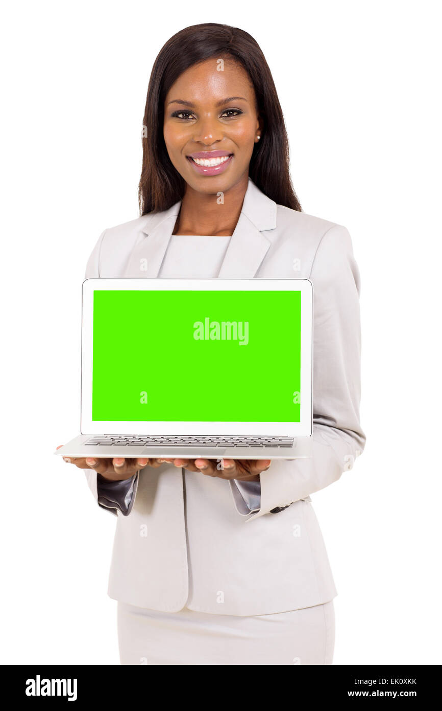 Porträt der jungen Unternehmerin präsentiert grüne Laptopbildschirm auf weißem Hintergrund Stockfoto
