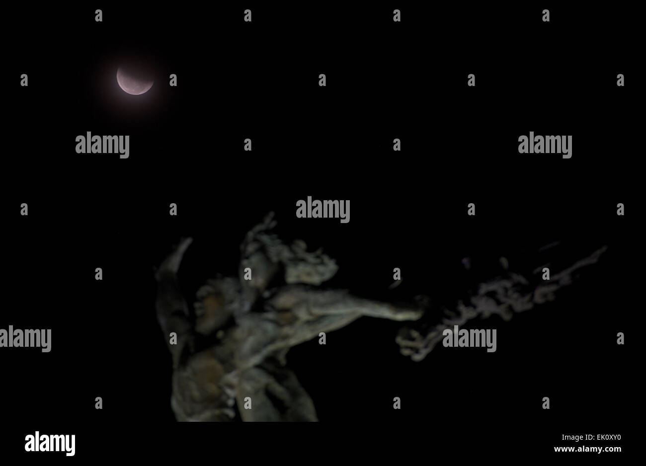 Jakarta, Indonesien. 4. April 2015. Mondfinsternis wird in den Himmel von Jakarta, Indonesien, 4. April 2015 beobachtet. Bildnachweis: Zulkarnain/Xinhua/Alamy Live-Nachrichten Stockfoto