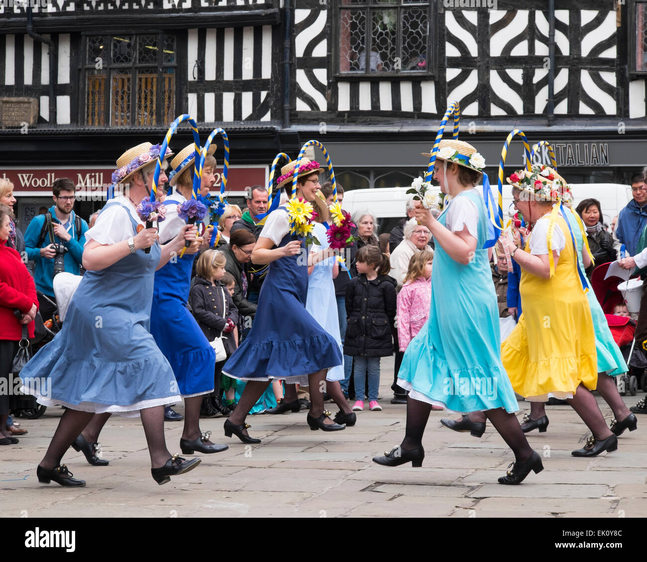 Shrewsbury Lasses Moriskentänzer, Teil von Shrewsbury Morris, führen Sie auf dem Platz als Teil der großen Busk, Shrewsbury, Shropshire, England, UK. Dies ist eine zweitägige Straßenmusik Festival in Erinnerung an Ben Bebbington abgehalten, der im September 2012 ermordet wurde. Bildnachweis: John Hayward/Alamy Live-Nachrichten Stockfoto