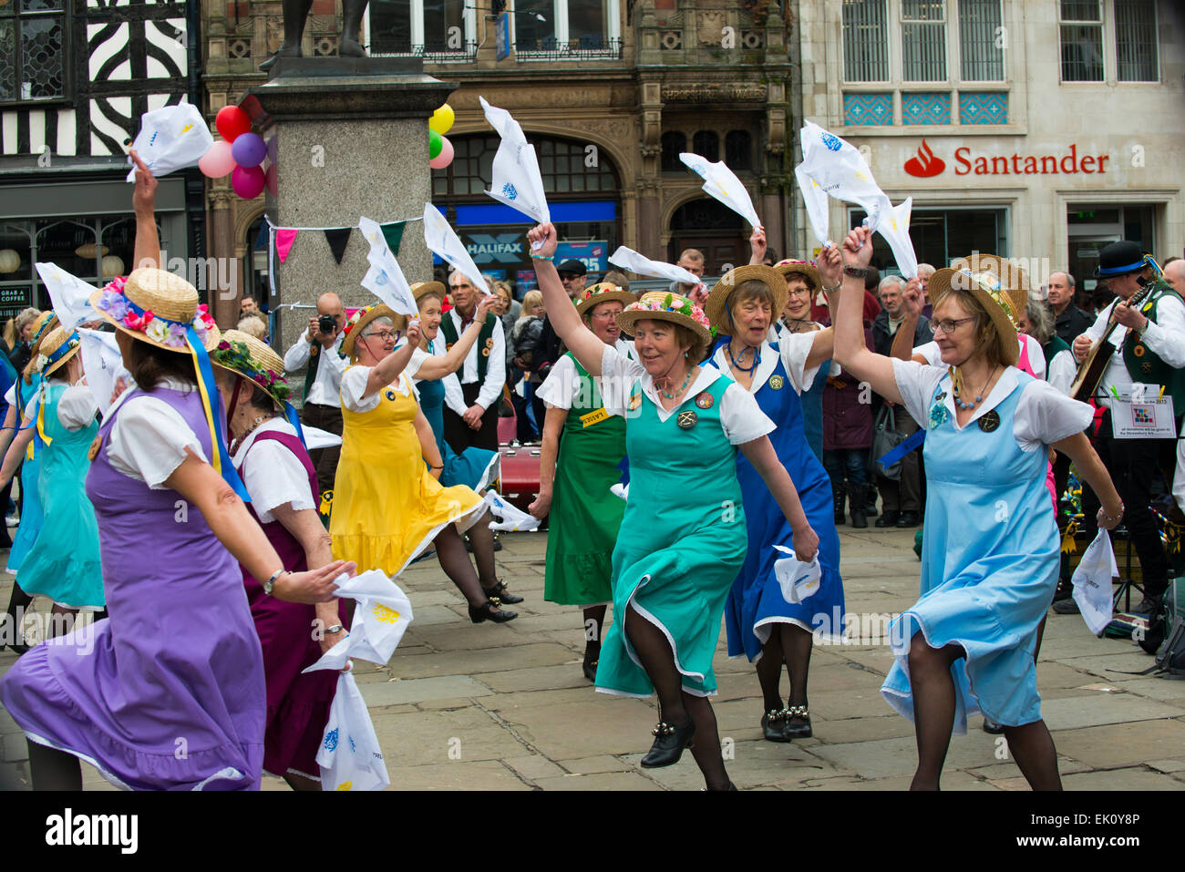 Shrewsbury Lasses Moriskentänzer, Teil von Shrewsbury Morris, führen Sie auf dem Platz als Teil der großen Busk, Shrewsbury, Shropshire, England, UK. Dies ist eine zweitägige Straßenmusik Festival in Erinnerung an Ben Bebbington abgehalten, der im September 2012 ermordet wurde. Bildnachweis: John Hayward/Alamy Live-Nachrichten Stockfoto