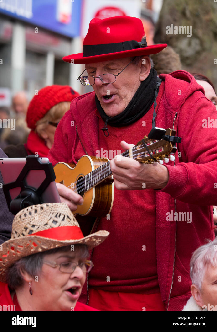 Ein Performer mit Gemeinschaft Uke, basiert eine Shrewsbury Gemeinschaft Ukulele-Gruppe, die Teilnahme an der großen Busk, Shrewsbury, Shropshire, England, UK. Dies ist eine zweitägige Straßenmusik Festival in Erinnerung an Ben Bebbington abgehalten, der im September 2012 ermordet wurde. Bildnachweis: John Hayward/Alamy Live-Nachrichten Stockfoto