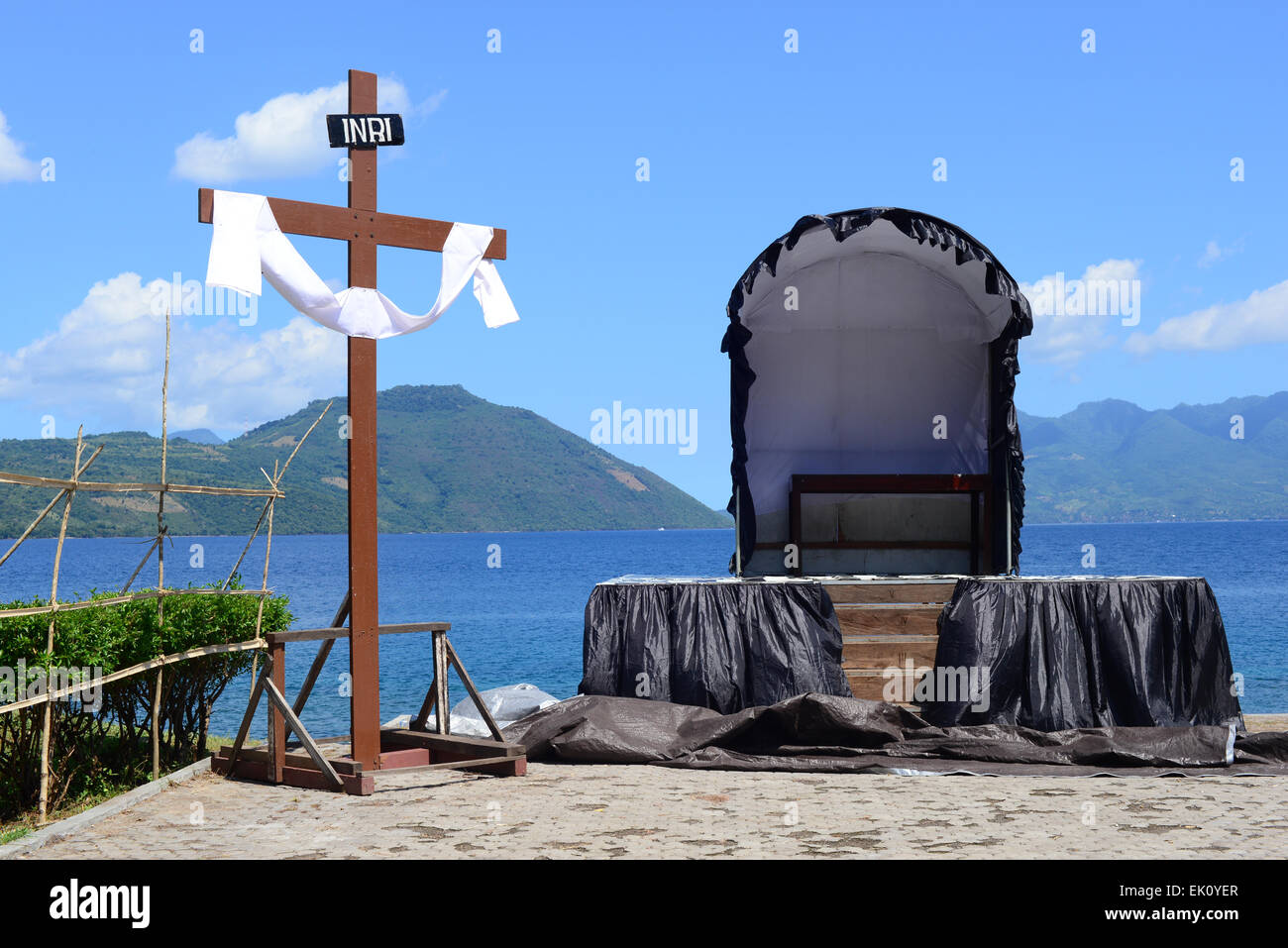 Larantuka, Indonesien. 3. April 2015. Einer der zeitweiligen Altare, die für die Via Dolorosa Prozession hergestellt werden, die Teil der jährlichen feierlichkeiten zur Heiligen Woche in Larantuka, Flores Island, East Nusa Tenggara, Indonesien ist. Stockfoto