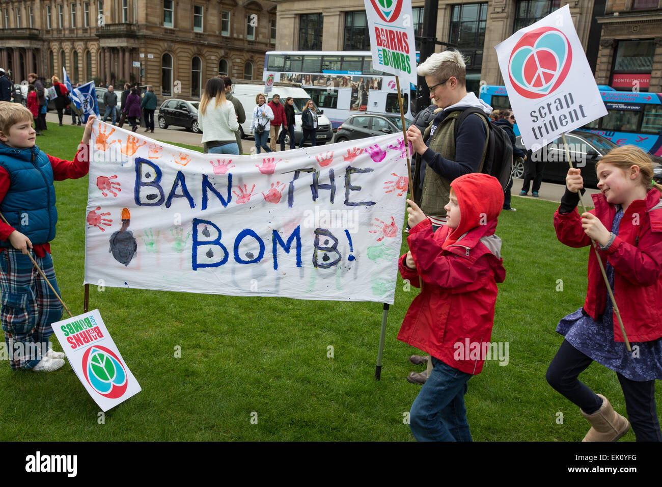 Glasgow, Schottland. 4. April 2015. Ein Anti-Dreizack Atomrakete Demonstration, welche Nicola Sturgeon, erster Minister von Schottland und der Scottish National Party sprach, in George Square, Glasgow, Schottland, am 4. April 2015. Bildnachweis: Jeremy Sutton-Hibbert/Alamy Live-Nachrichten Stockfoto