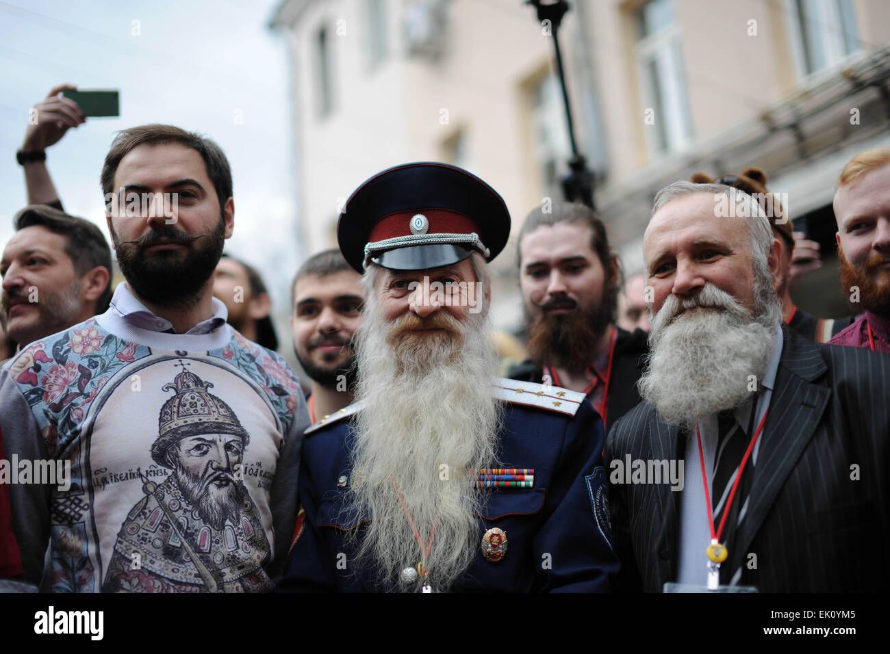 Moskau, Russland. 4. April 2015. Die Teilnehmer bereiten Foto während der 3. Bart Wettbewerb of Russia in Moskau, am 4. April 2015. Diese jährliche Veranstaltung findet anlässlich der Bart-Tag in Russland, der am 6. April fällt. An diesem Tag im Jahre 1698, Zar Peter der große versucht, europäisches Recht und Ordnung im russischen Reich unterzeichnet ein Dekret, in dem er Bärte rasiert und eine Gebühr bestellt zu entnehmen, alle, diejenigen, die sich weigerten. Ekaterina II (regierte 1762-1796) für nichtig erklärt die Gebühr 74 Jahre später, am 6. April 1772. Bildnachweis: Xinhua/Alamy Live-Nachrichten Stockfoto