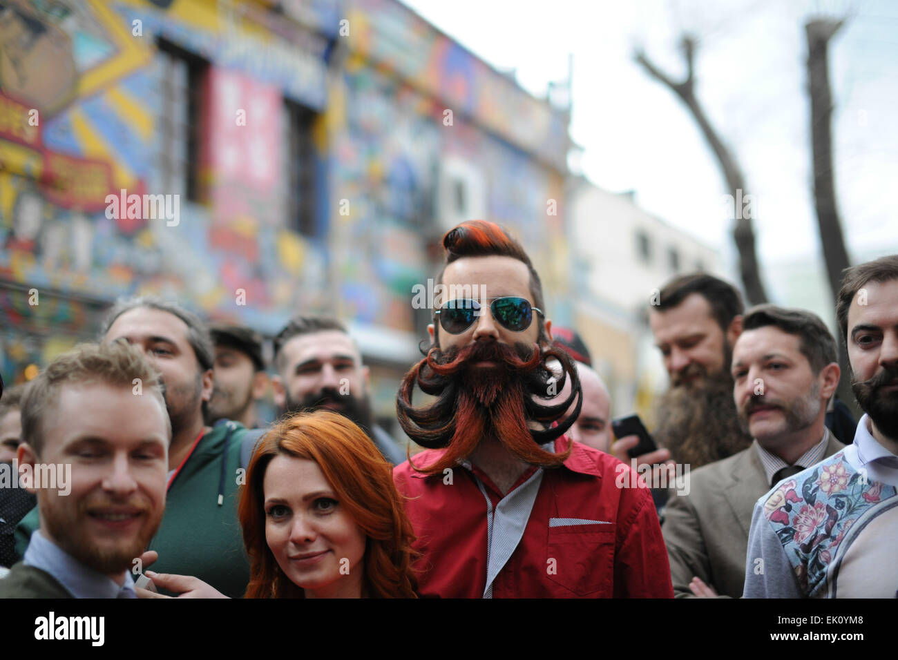 Moskau, Russland. 4. April 2015. Die Teilnehmer bereiten Foto während der 3. Bart Wettbewerb of Russia in Moskau, am 4. April 2015. Diese jährliche Veranstaltung findet anlässlich der Bart-Tag in Russland, der am 6. April fällt. An diesem Tag im Jahre 1698, Zar Peter der große versucht, europäisches Recht und Ordnung im russischen Reich unterzeichnet ein Dekret, in dem er Bärte rasiert und eine Gebühr bestellt zu entnehmen, alle, diejenigen, die sich weigerten. Ekaterina II (regierte 1762-1796) für nichtig erklärt die Gebühr 74 Jahre später, am 6. April 1772. Bildnachweis: Xinhua/Alamy Live-Nachrichten Stockfoto
