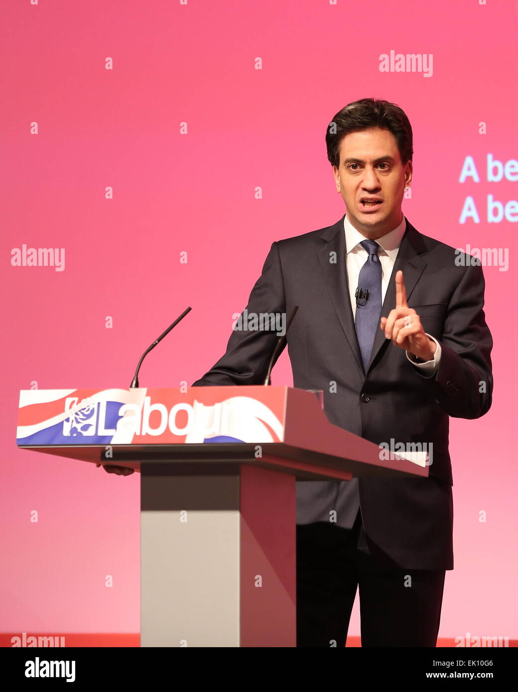 Warrington, England. 4. April 2015. Labour Leader Ed Miliband befasst sich mit einer Wahlveranstaltung in Warrington Parr Hall mit Gastredner Sally Lindsay, Ben Elton und Eddie Izzard statt. Bildnachweis: Simon Newbury/Alamy Live-Nachrichten Stockfoto