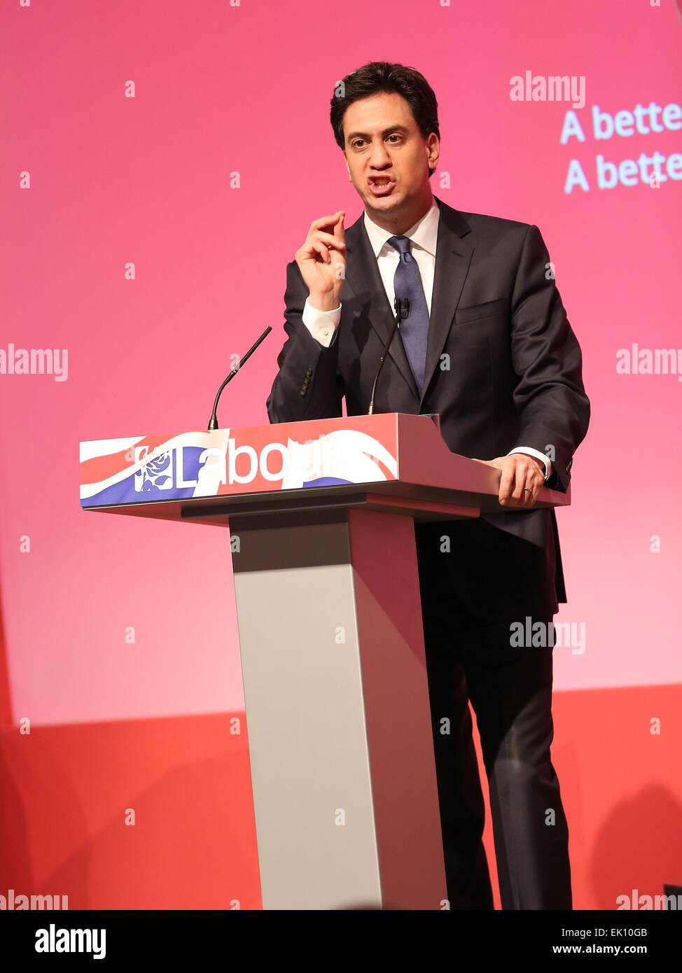 Warrington, England. 4. April 2015. Labour Leader Ed Miliband befasst sich mit einer Wahlveranstaltung in Warrington Parr Hall mit Gastredner Sally Lindsay, Ben Elton und Eddie Izzard statt. Bildnachweis: Simon Newbury/Alamy Live-Nachrichten Stockfoto