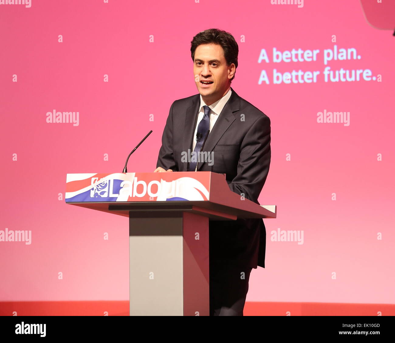 Warrington, England. 4. April 2015. Labour Leader Ed Miliband befasst sich mit einer Wahlveranstaltung in Warrington Parr Hall mit Gastredner Sally Lindsay, Ben Elton und Eddie Izzard statt. Bildnachweis: Simon Newbury/Alamy Live-Nachrichten Stockfoto