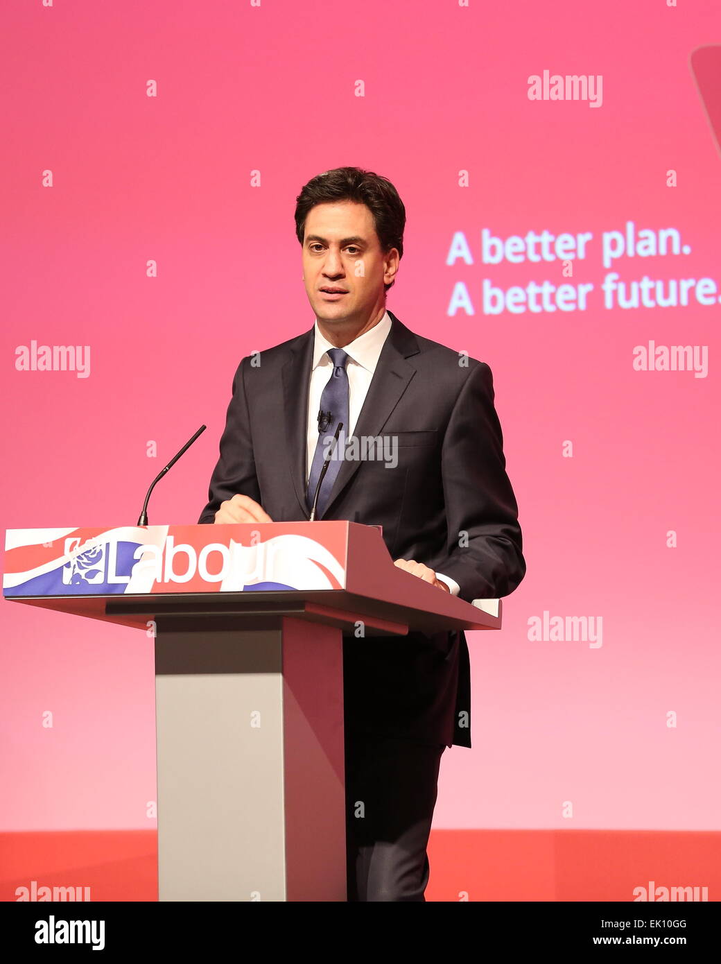 Warrington, England. 4. April 2015. Labour Leader Ed Miliband befasst sich mit einer Wahlveranstaltung in Warrington Parr Hall mit Gastredner Sally Lindsay, Ben Elton und Eddie Izzard statt. Bildnachweis: Simon Newbury/Alamy Live-Nachrichten Stockfoto