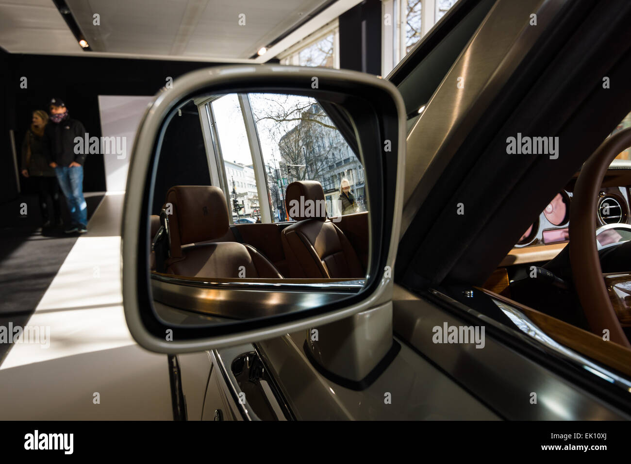 Showroom. Rückspiegel eines Luxuswagens Rolls-Royce Phantom Drophead Coupé Stockfoto