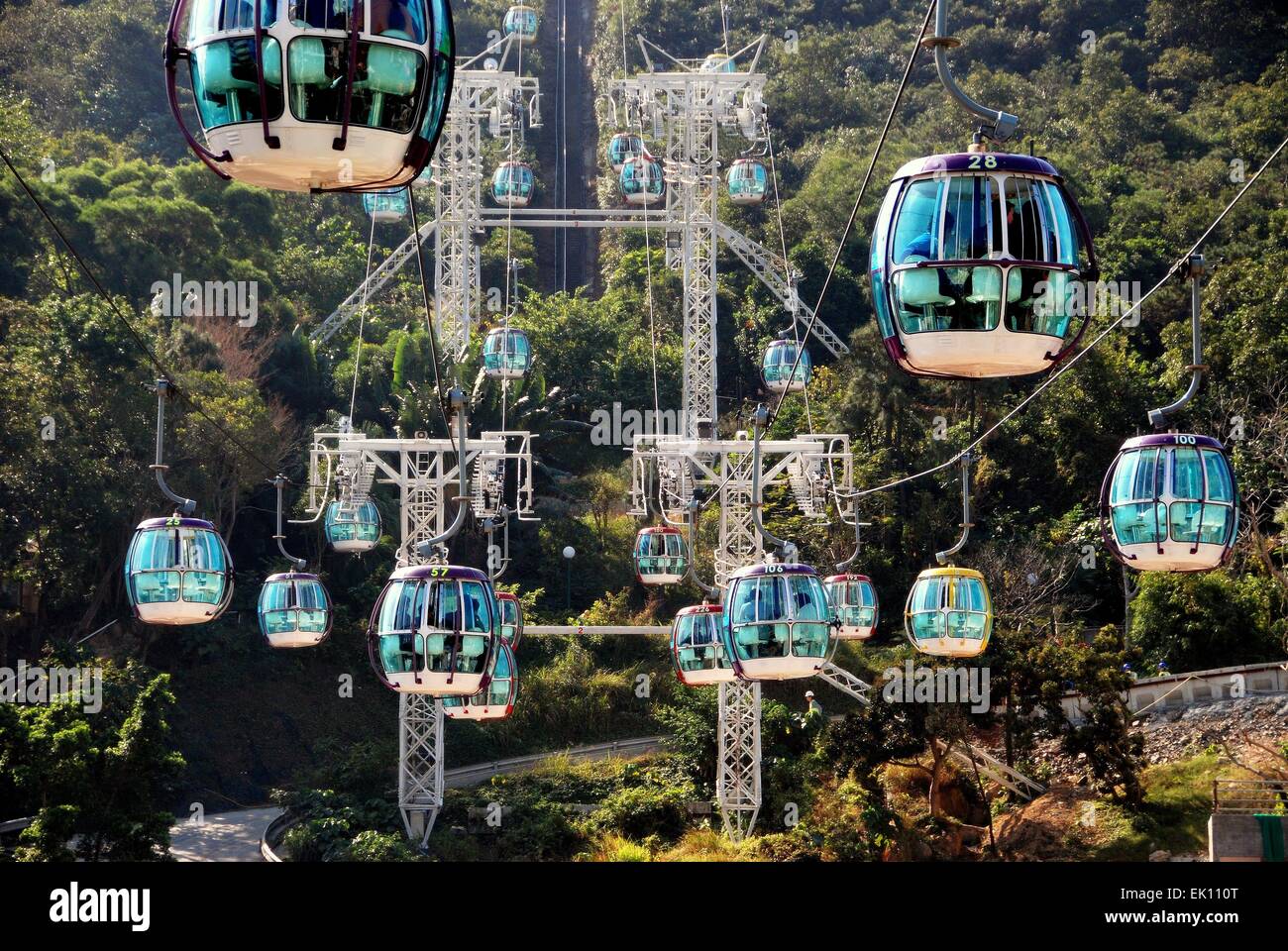 Hong Kong, China zwei Seilbahn-Systemen mit Hunderten von Gondeln Schneebesen Besucher im Ocean Park Stockfoto