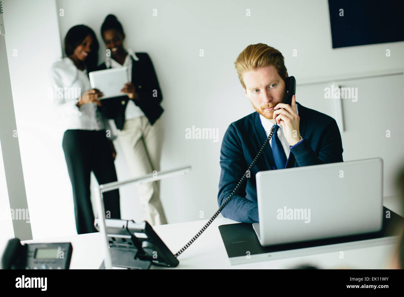 Junge Menschen arbeiten im Büro Stockfoto