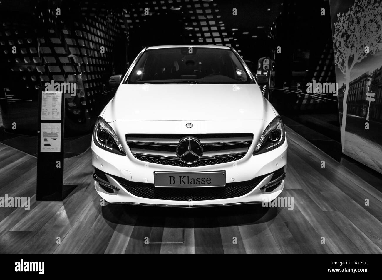 Ein kompaktes Luxus-Auto Mercedes-Benz B-Klasse Elektroantrieb. Das erste Serienfahrzeug mit einem Elektromotor. Produziert seit 2014 Stockfoto