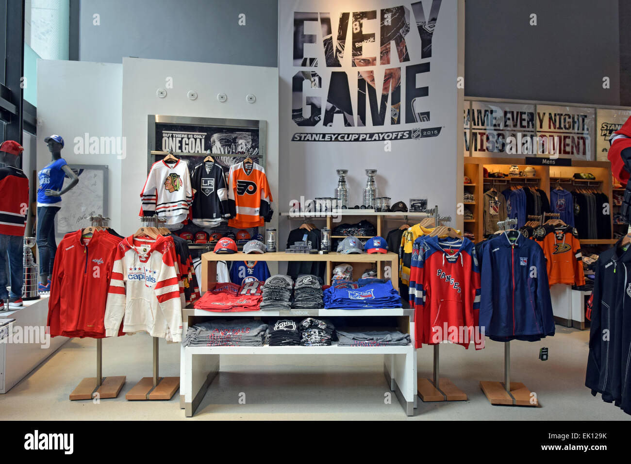 NHL Hockey Kleidung & Erinnerungsstücke für Verkauf an die NHL-Shop auf der  Avenue of the Americas in Midtown Manhattan, New York City Stockfotografie  - Alamy