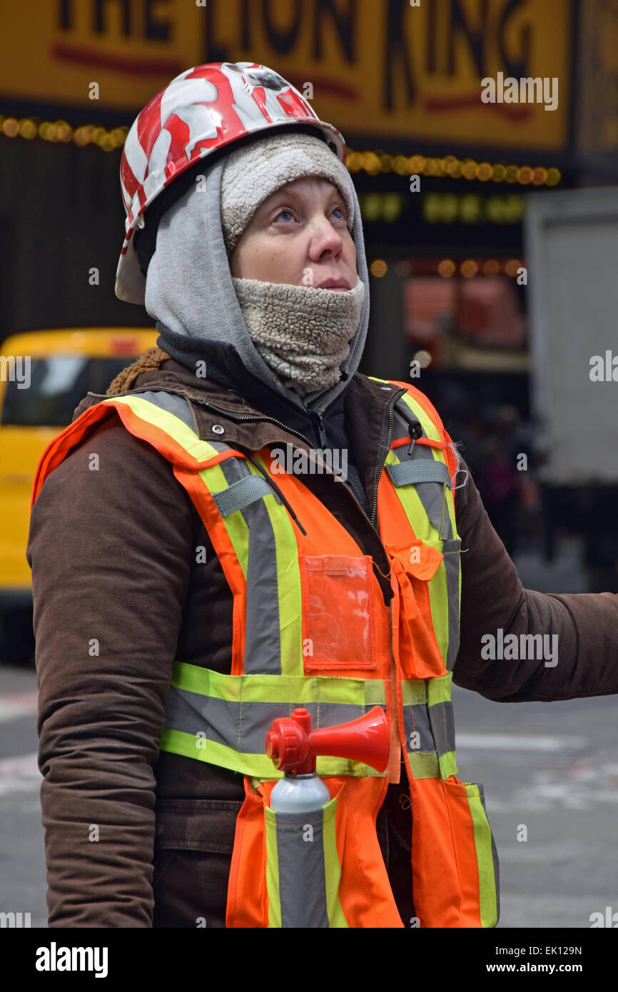 Eine junge Frau Bauarbeiter in Midtown Manhattan, New York City Times Square. Stockfoto