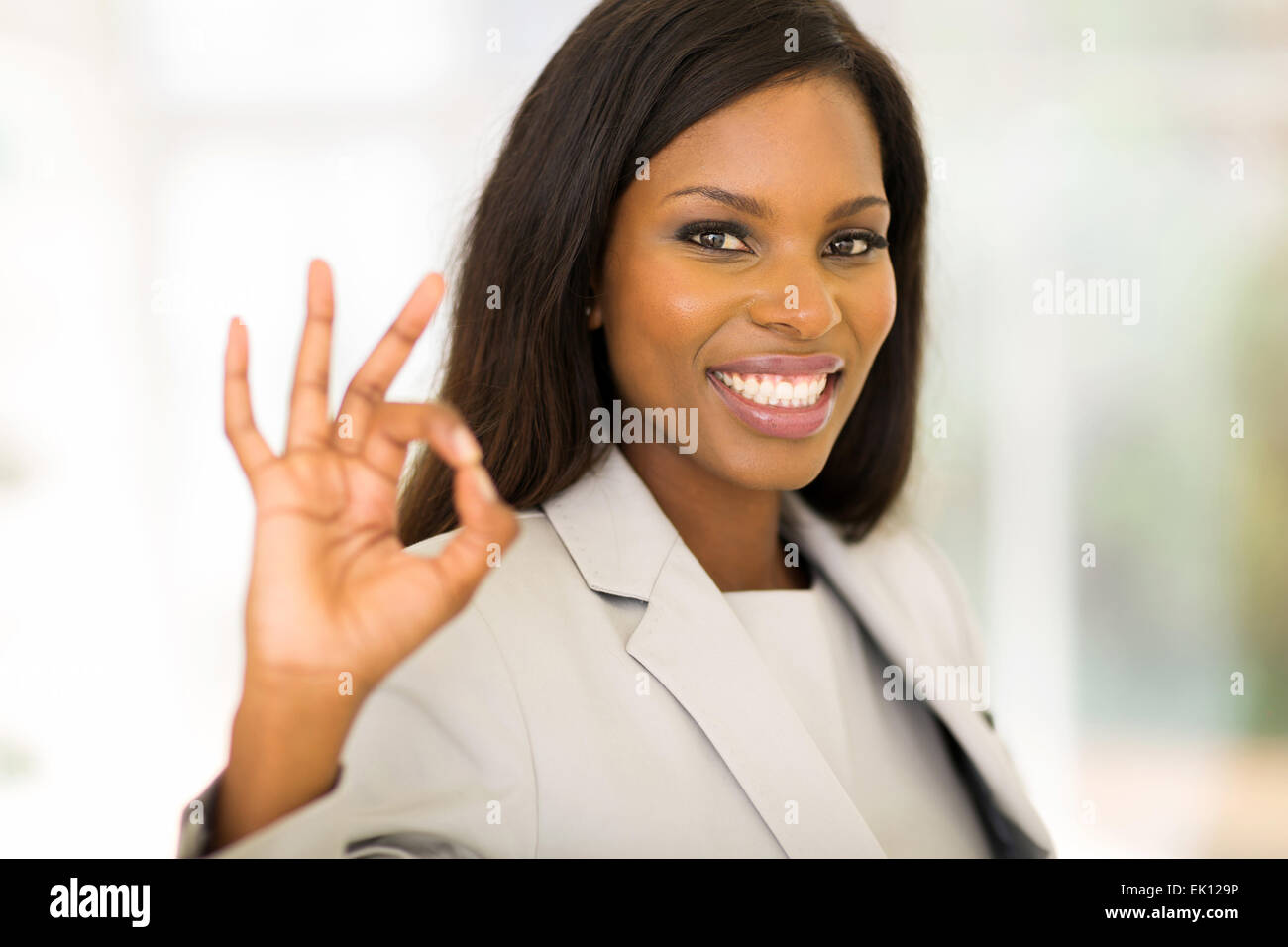 fröhliche afrikanische amerikanische Geschäftsfrau ok Handzeichen geben Stockfoto