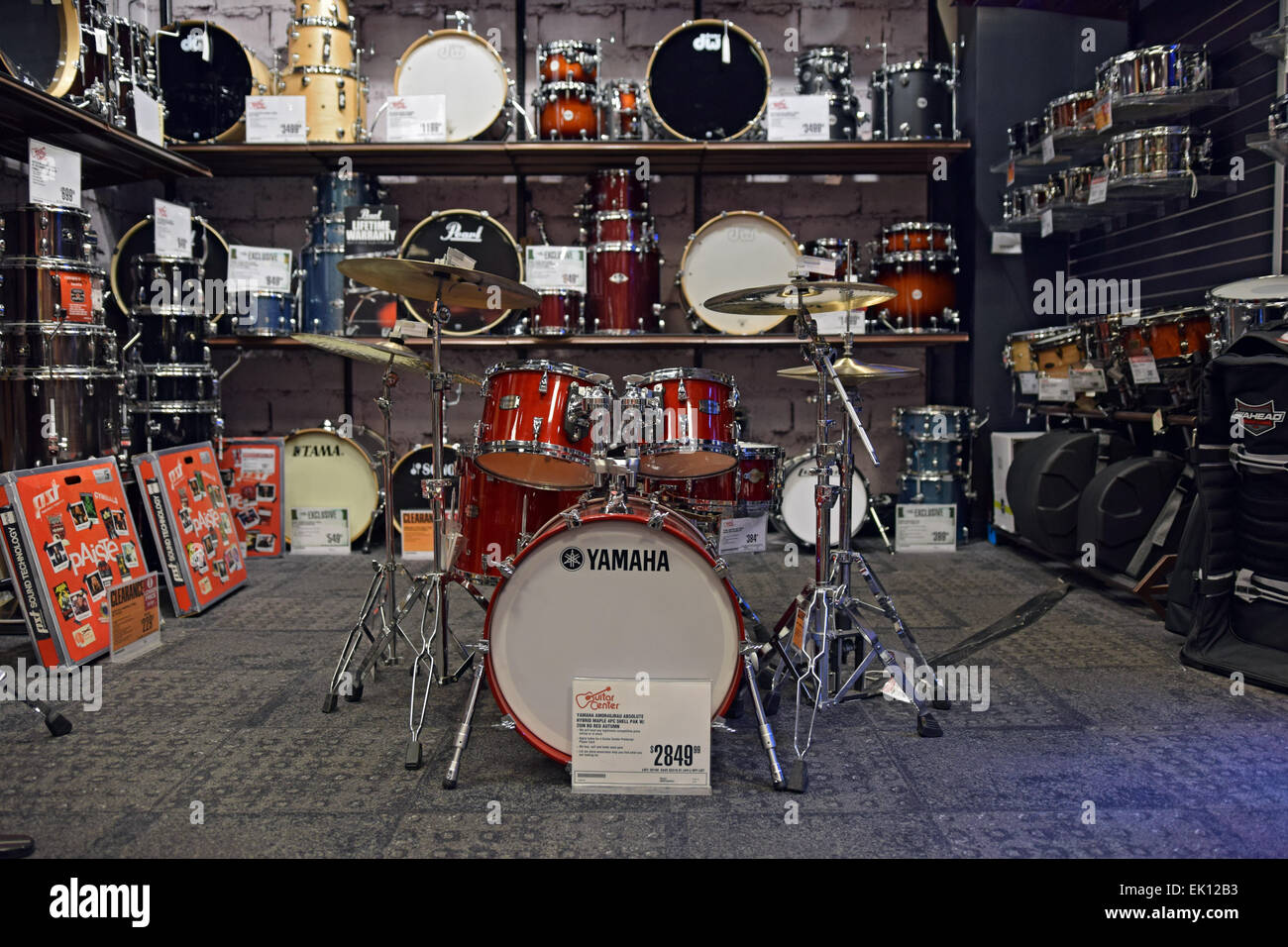Drum-Kits und Percussion-Instrumente zum Verkauf an den Guitar-Center auf der West 14th Street in Manhattan, New York City Stockfoto