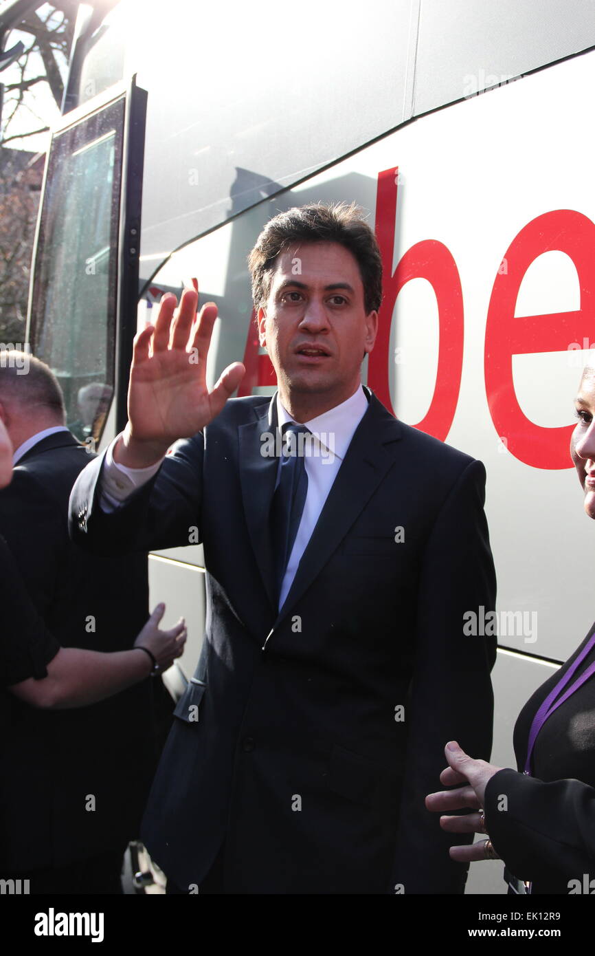 Warrington, UK. 4. April 2015. Labour-Partei Führer Ed Miliband entsteigt Parr Hall Gratulanten nach Rallly eine Wahl zu treffen. Bildnachweis: Deborah Vernon/Alamy Live-Nachrichten Stockfoto