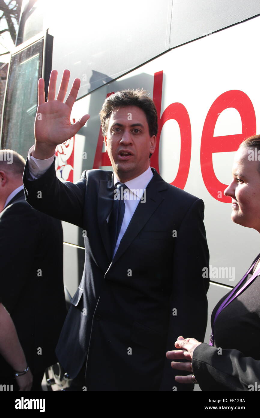 Warrington, UK. 4. April 2015. Labour-Partei Führer Ed Miliband entsteigt Parr Hall Gratulanten nach Rallly eine Wahl zu treffen. Bildnachweis: Deborah Vernon/Alamy Live-Nachrichten Stockfoto