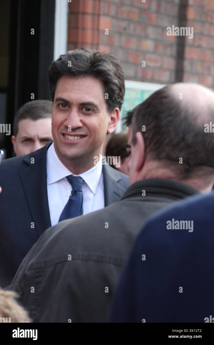 Warrington, UK. 4. April 2015. Labour-Partei Führer Ed Miliband entsteigt Parr Hall Gratulanten nach Rallly eine Wahl zu treffen. Bildnachweis: Deborah Vernon/Alamy Live-Nachrichten Stockfoto