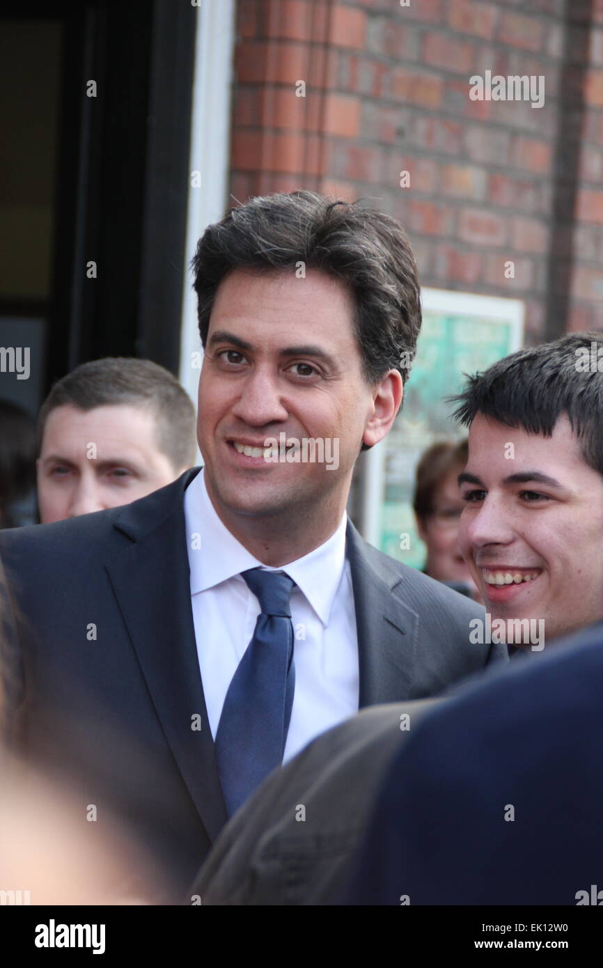 Warrington, UK. 4. April 2015. Labour-Partei Führer Ed Miliband entsteigt Parr Hall Gratulanten nach Rallly eine Wahl zu treffen. Bildnachweis: Deborah Vernon/Alamy Live-Nachrichten Stockfoto